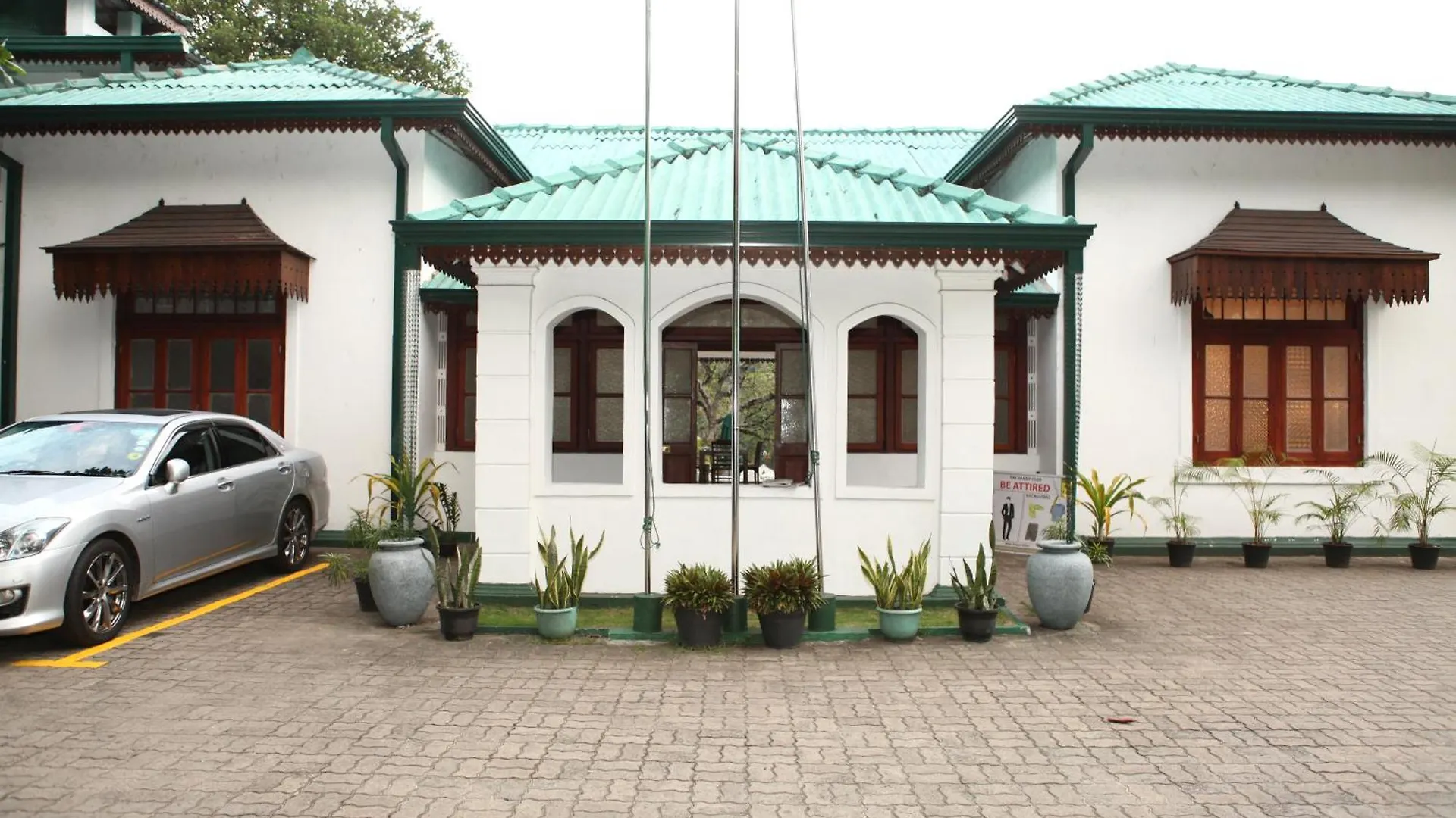 The Kandy Club Hotel 0*,